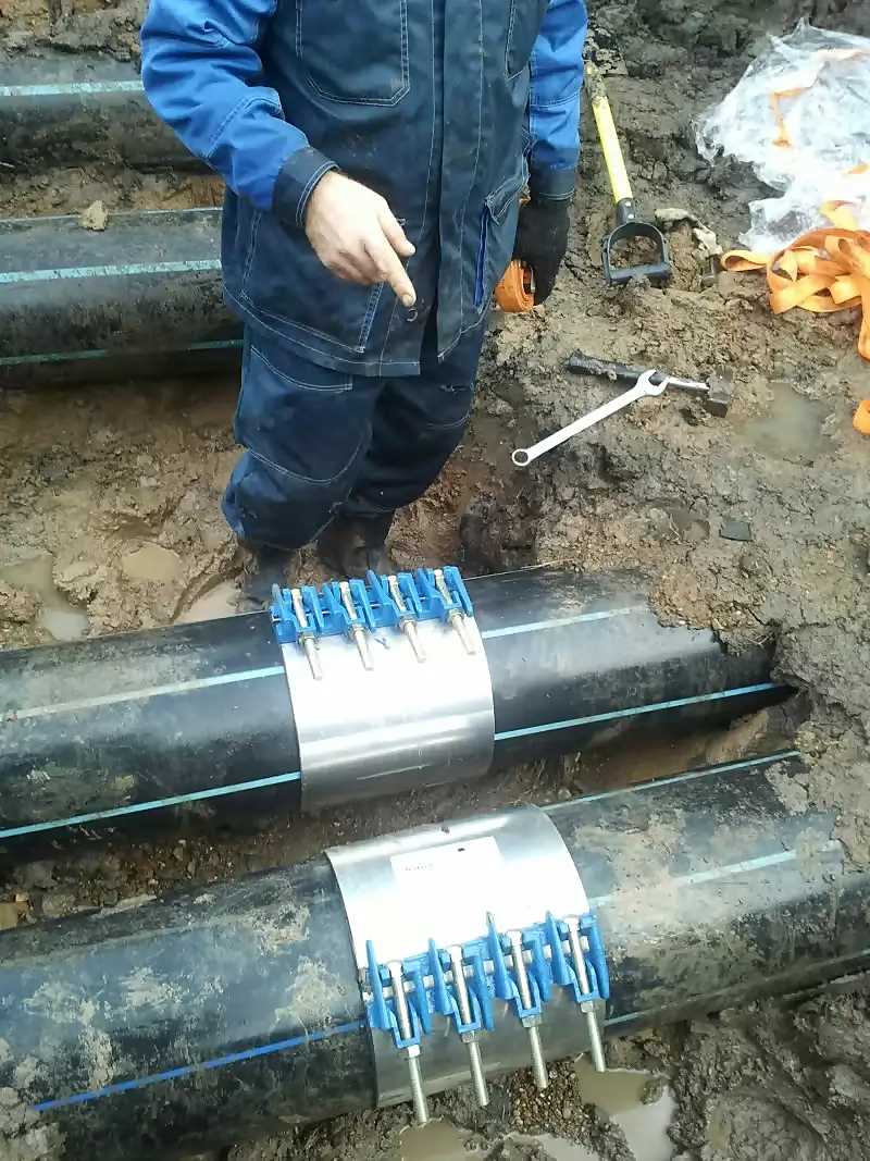  Russian customer use our Repair Clamp of Zhuhong to finish a very fast repairing for the PE pipe of DN300 in water supply.   